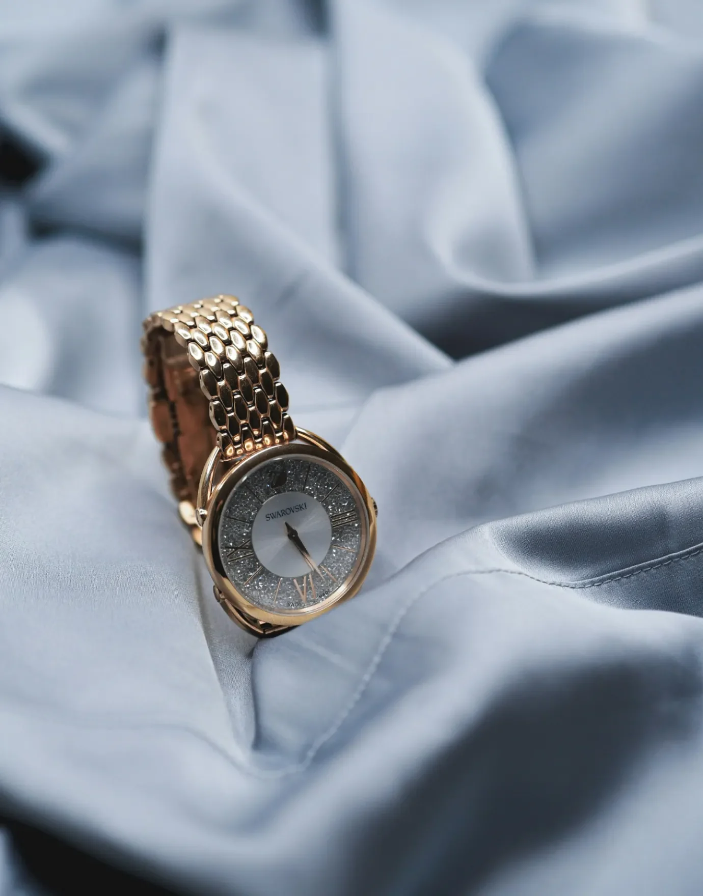 Ρολόι χειρός Swarovski Efthaliadis με χρυσό μπρασελέ και διακοσμητικό καντράν